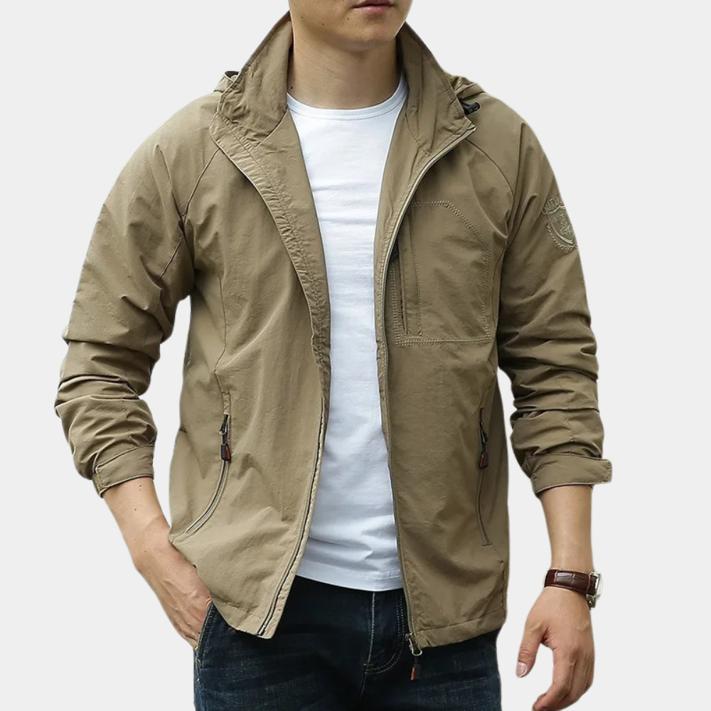 Heren ademende jas in legergroen met modern design en praktische zakken voor lente en zomer.