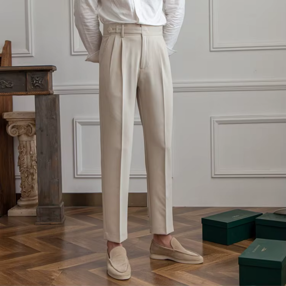 Man toont elegante plooibroek, hoge taille chino, klassieke stijl perfect voor zakelijke en casual gelegenheden.