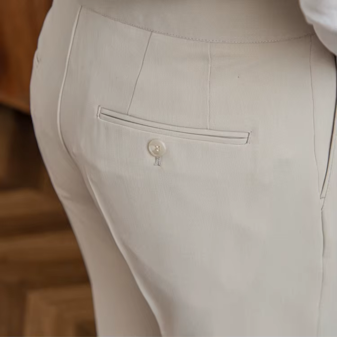 Man toont elegante plooibroek, hoge taille chino, klassieke stijl perfect voor zakelijke en casual gelegenheden.