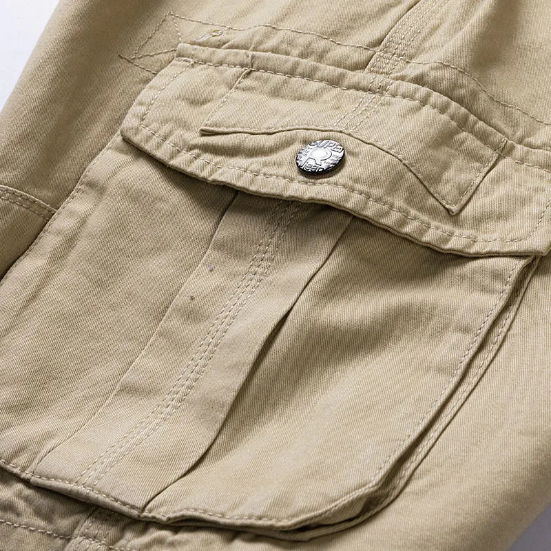 Heren cargo shorts van stevig katoen, kaki, met meerdere handige zakken voor buiten en dagelijks gebruik.