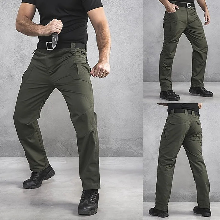 Zwarte cargo broek voor mannen, perfect voor een actieve levensstijl.