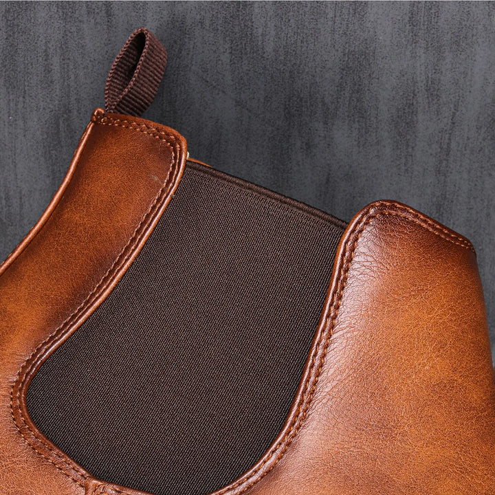 Heren Chelsea laarzen van hoogwaardig leer met ronde neus en elastische zijpanelen voor elegant comfort.