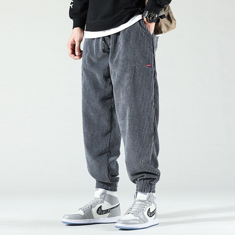Heren cordbroek van zacht ribfluweel met een relaxte pasvorm, gestreept dessin voor stedelijke chic en comfort.