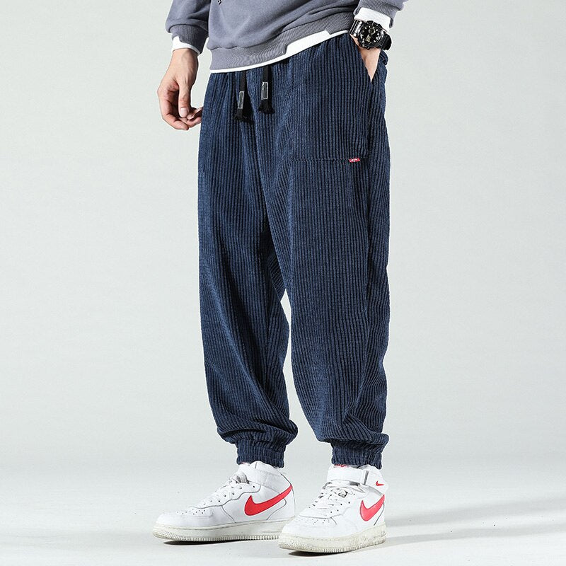 Heren cordbroek van zacht ribfluweel met een relaxte pasvorm, gestreept dessin voor stedelijke chic en comfort.