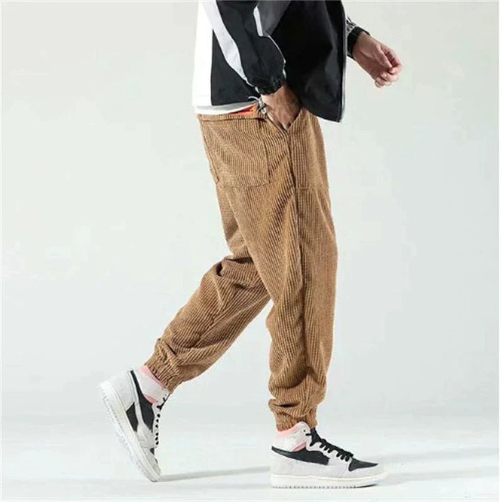 Heren cordbroek van zacht ribfluweel met een relaxte pasvorm, gestreept dessin voor stedelijke chic en comfort.