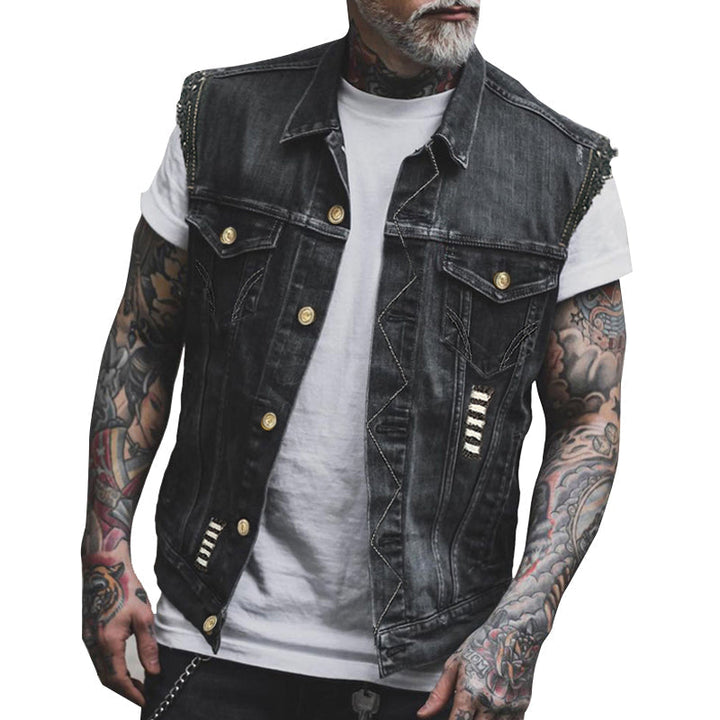 Heren denim vest in vintage look, gemaakt van robuust, blauw denim met zilverkleurige knopen, reverskraag en borstzakken.