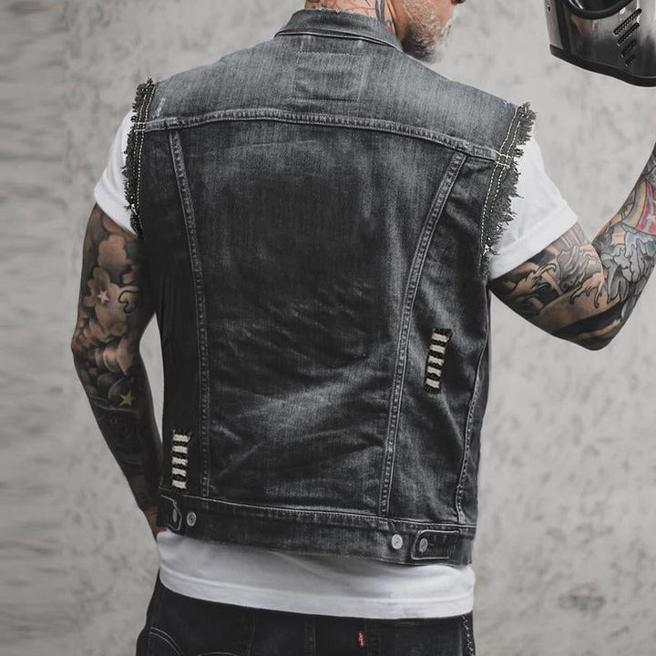 Heren denim vest in vintage look, gemaakt van robuust, blauw denim met zilverkleurige knopen, reverskraag en borstzakken.