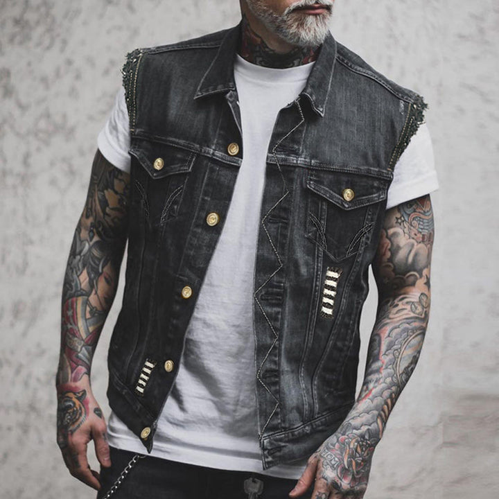 Heren denim vest in vintage look, gemaakt van robuust, blauw denim met zilverkleurige knopen, reverskraag en borstzakken.