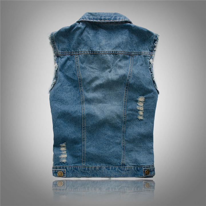 Heren denim vest in vintage look, gemaakt van robuust, blauw denim met zilverkleurige knopen, reverskraag en borstzakken.