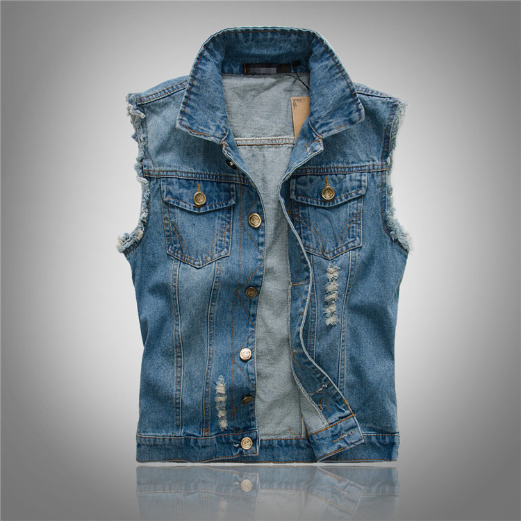 Heren denim vest in vintage look, gemaakt van robuust, blauw denim met zilverkleurige knopen, reverskraag en borstzakken.