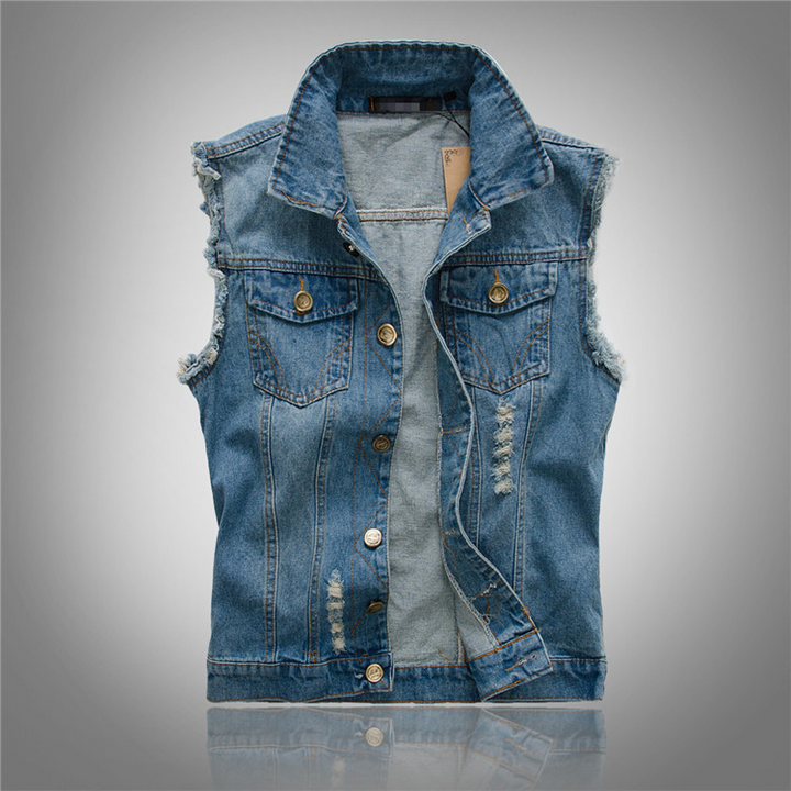 Heren denim vest in vintage look, gemaakt van robuust, blauw denim met zilverkleurige knopen, reverskraag en borstzakken.