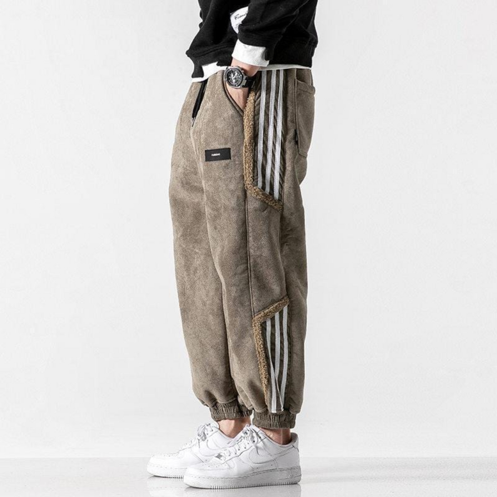 Heren jogger broek in grijs, casual en comfortabel, elastische tailleband, ideaal voor sport en vrije tijd in sportieve stijl.