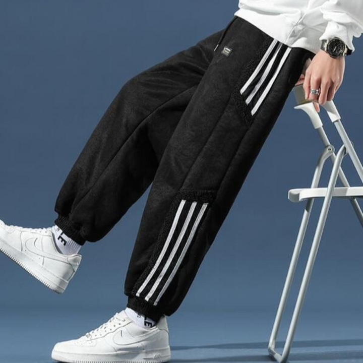 Heren jogger broek in grijs, casual en comfortabel, elastische tailleband, ideaal voor sport en vrije tijd in sportieve stijl.
