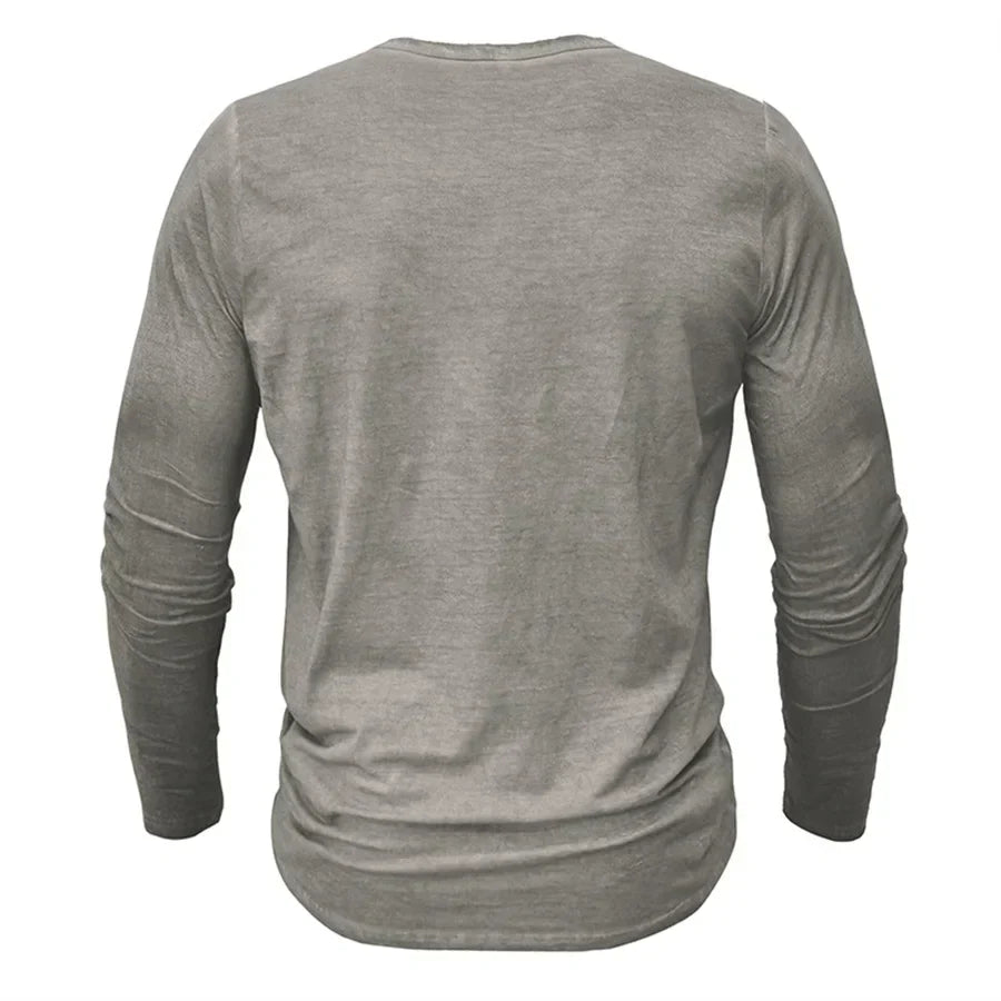 Heren Henley shirt met lange mouwen, gemaakt van katoen voor casual comfort.
