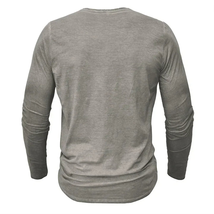 Heren Henley shirt met lange mouwen, gemaakt van katoen voor casual comfort.