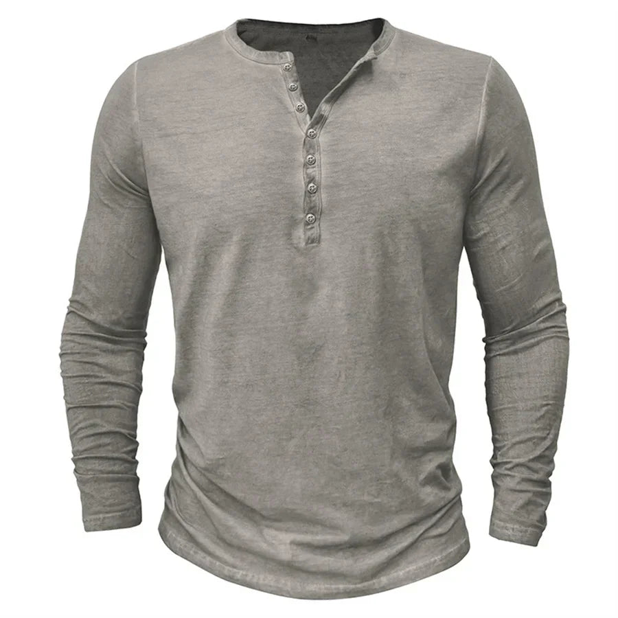 Heren Henley shirt met lange mouwen, gemaakt van katoen voor casual comfort.