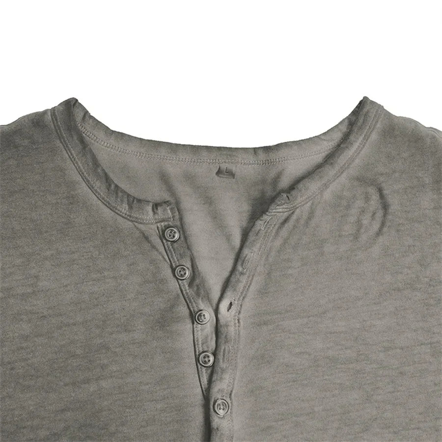 Heren Henley shirt met lange mouwen, gemaakt van katoen voor casual comfort.