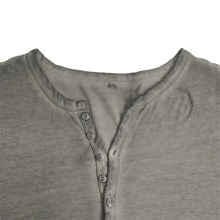 Heren Henley shirt met lange mouwen, gemaakt van katoen voor casual comfort.