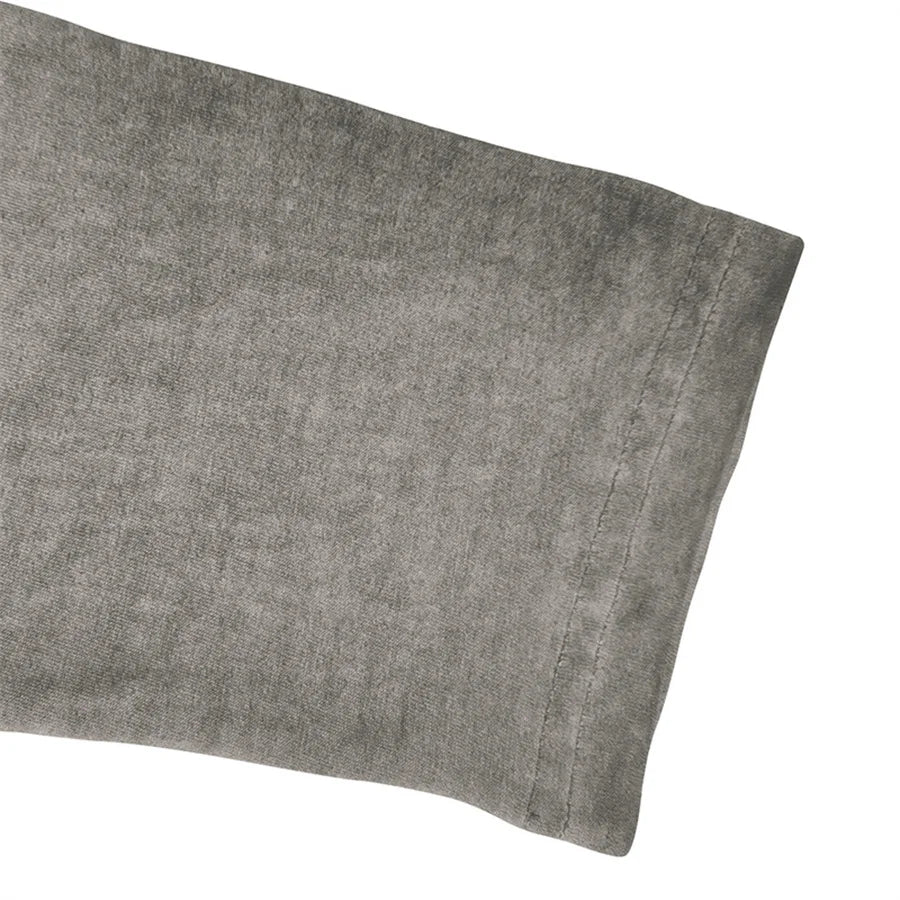 Heren Henley shirt met lange mouwen, gemaakt van katoen voor casual comfort.