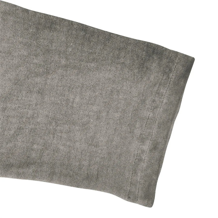 Heren Henley shirt met lange mouwen, gemaakt van katoen voor casual comfort.