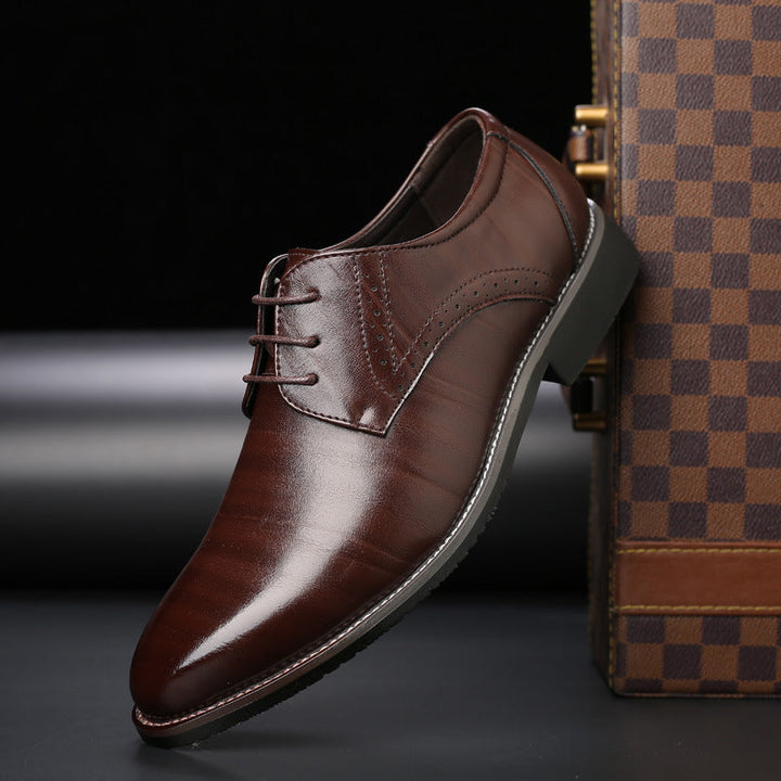 Detailweergave van heren Oxford schoenen van leer met brogue-ontwerp, verkrijgbaar in blauw, bruin, geel, rood en zwart. Elegant en comfortabel.