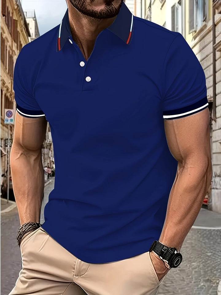 Heren Poloshirt in Meerblauw, knoopdetails, reverskraag, ademend, lichtgewicht, ideaal voor golf en vrije tijd, vooraanzicht.