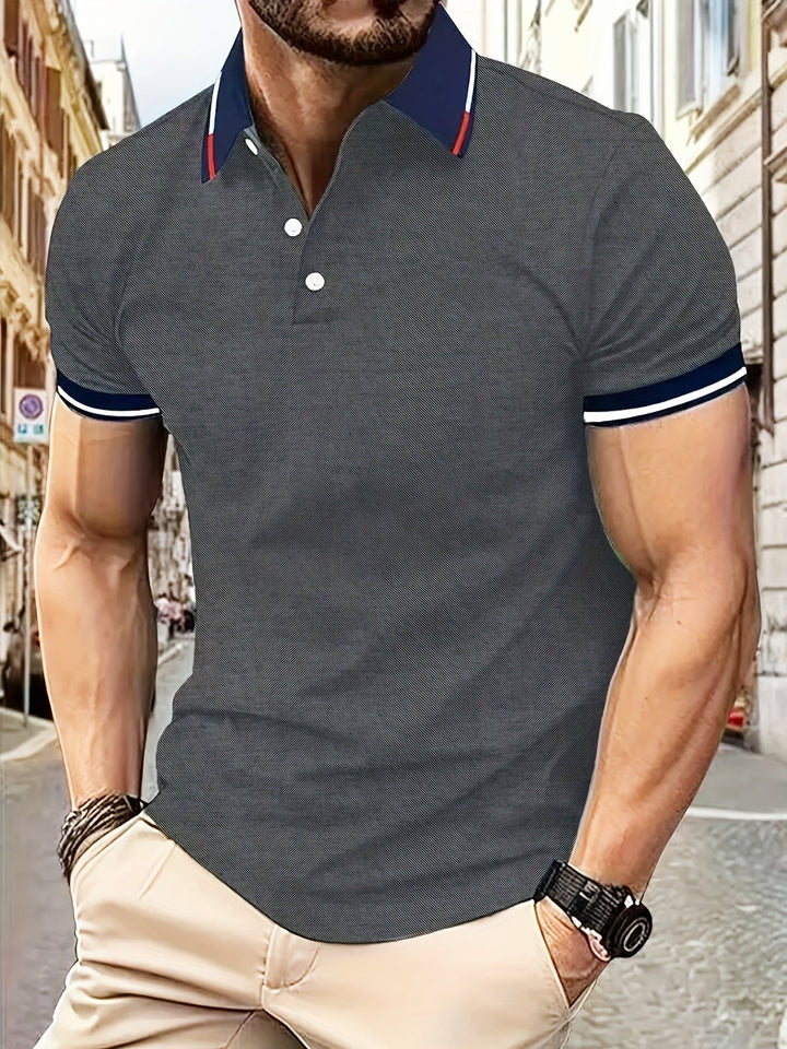 Heren Poloshirt in Meerblauw, knoopdetails, reverskraag, ademend, lichtgewicht, ideaal voor golf en vrije tijd, vooraanzicht.