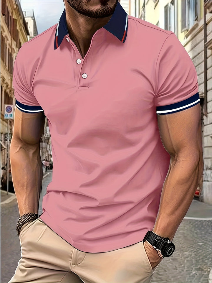 Heren Poloshirt in Meerblauw, knoopdetails, reverskraag, ademend, lichtgewicht, ideaal voor golf en vrije tijd, vooraanzicht.