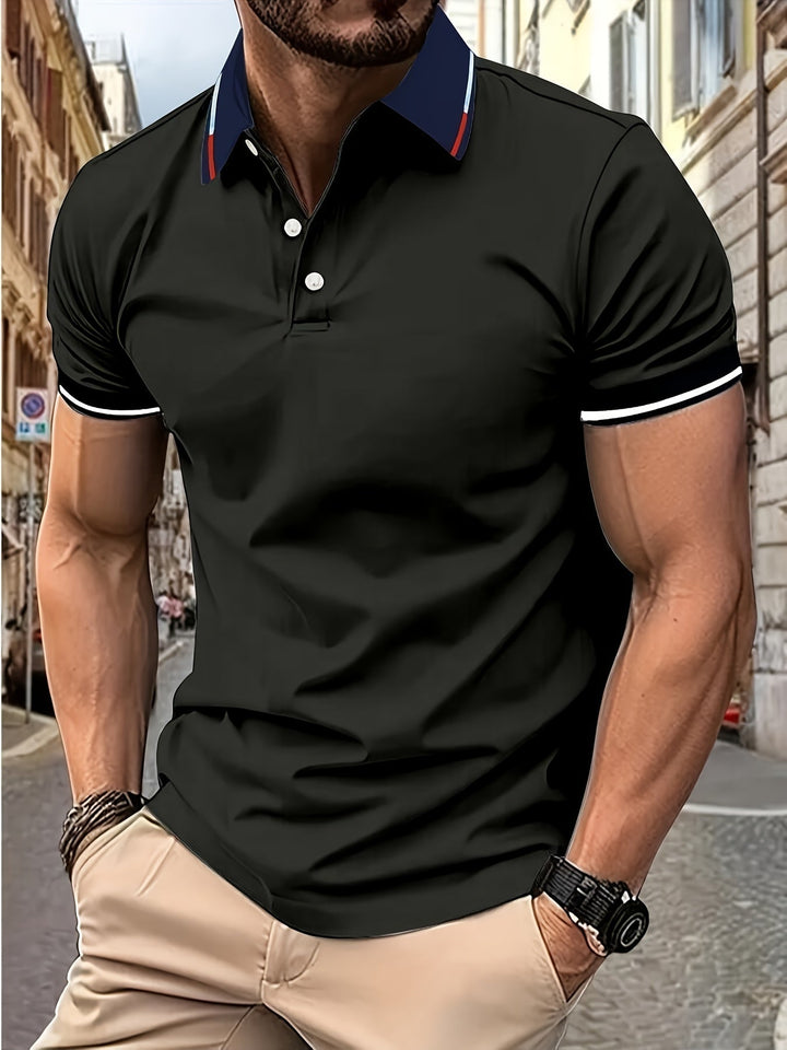 Heren Poloshirt in Meerblauw, knoopdetails, reverskraag, ademend, lichtgewicht, ideaal voor golf en vrije tijd, vooraanzicht.