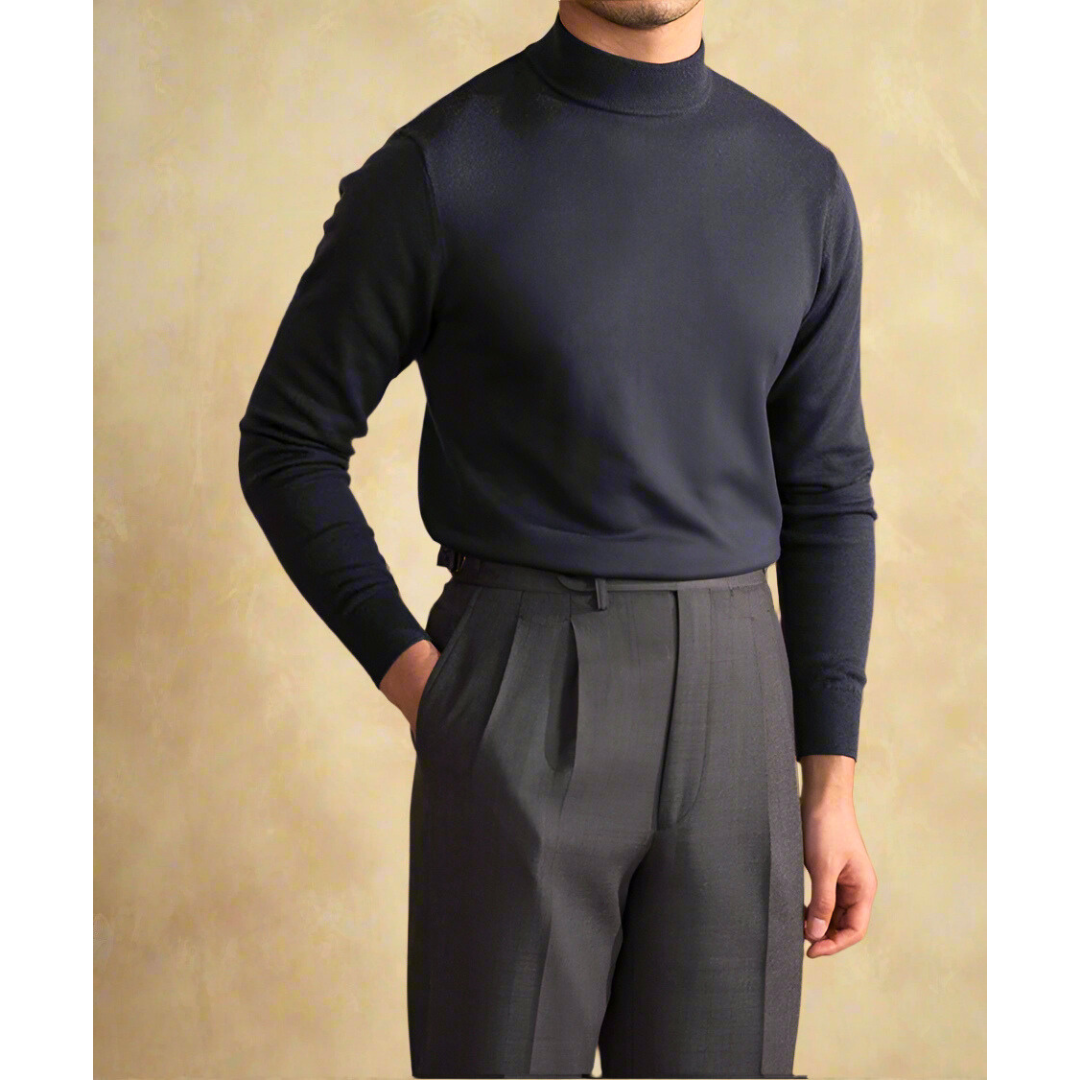 Een man draagt een marineblauwe wollen coltrui, toont een klassieke en elegante look die geschikt is voor diverse outfits.