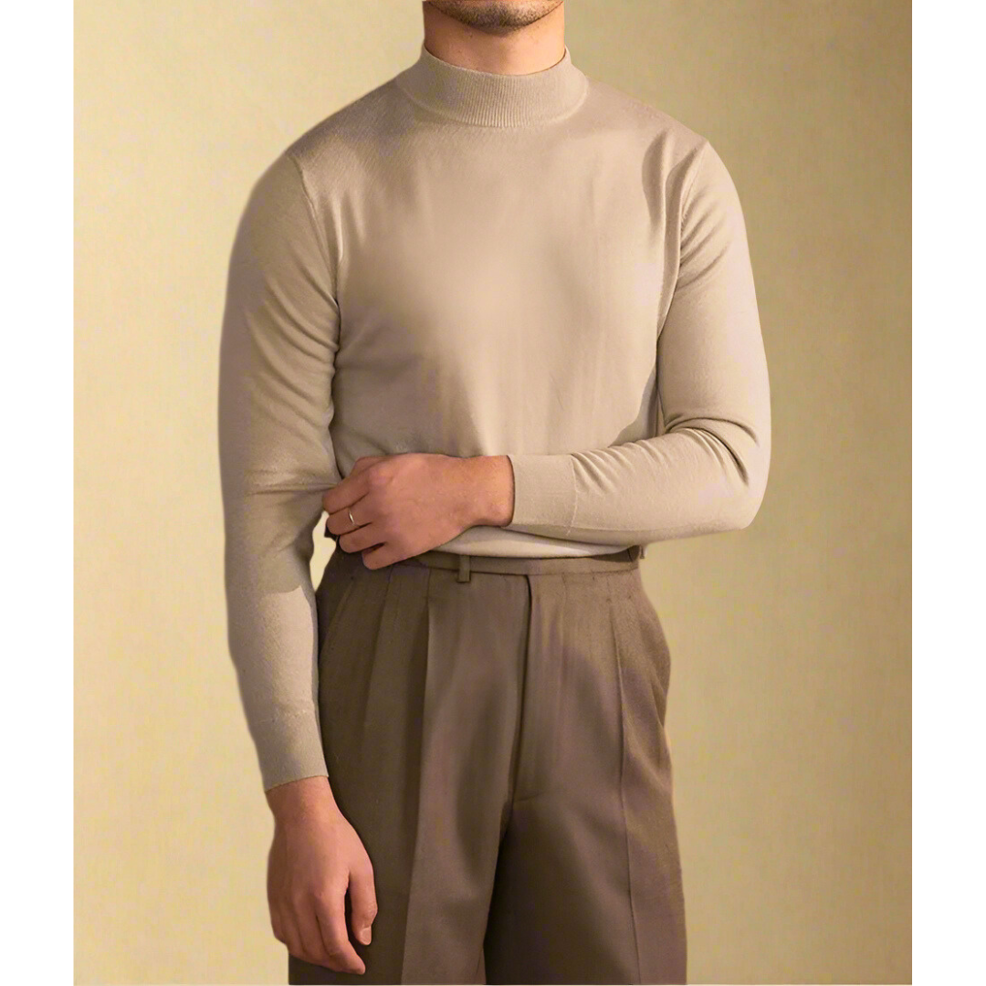 Een man draagt een witte wollen coltrui, elegant en verfijnd, ideaal voor een luxe uitstraling.