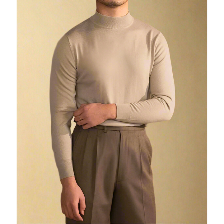 Een man draagt een witte wollen coltrui, elegant en verfijnd, ideaal voor een luxe uitstraling.