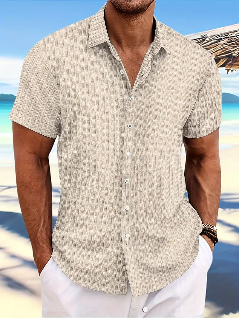 Heren zomerhemd van ademende stof in beige, licht en verkoelend, ideaal voor warme dagen, met korte mouwen.