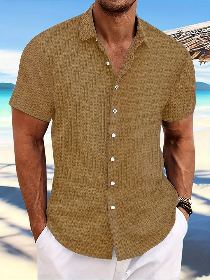 Heren zomerhemd van ademende stof in beige, licht en verkoelend, ideaal voor warme dagen, met korte mouwen.