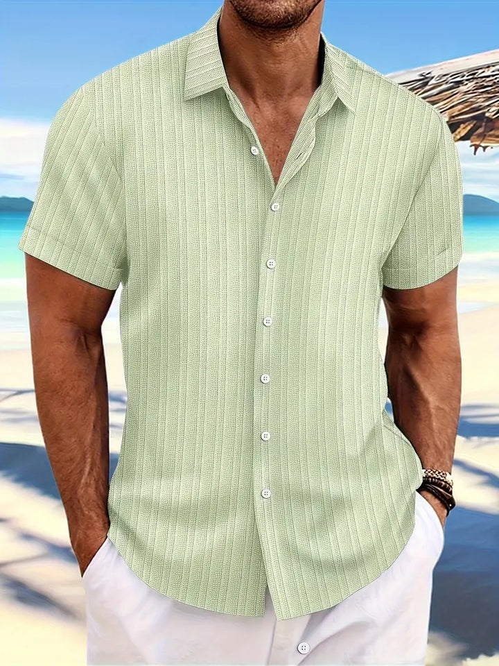 Heren zomerhemd van ademende stof in beige, licht en verkoelend, ideaal voor warme dagen, met korte mouwen.