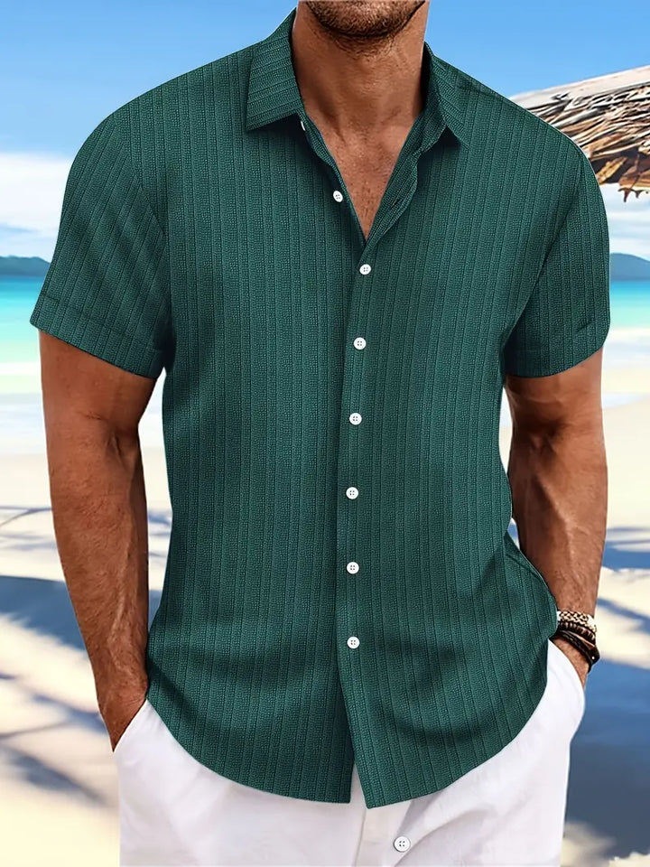 Heren zomerhemd van ademende stof in beige, licht en verkoelend, ideaal voor warme dagen, met korte mouwen.