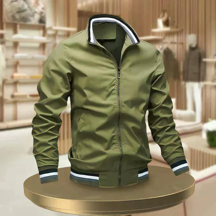 Lichtgewicht en stijlvolle heren zomerjas met ritssluiting en hoge kraag, ideaal voor warme dagen, modern design.