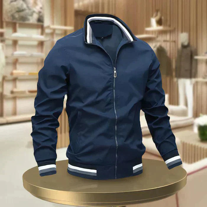 Lichtgewicht en stijlvolle heren zomerjas met ritssluiting en hoge kraag, ideaal voor warme dagen, modern design.
