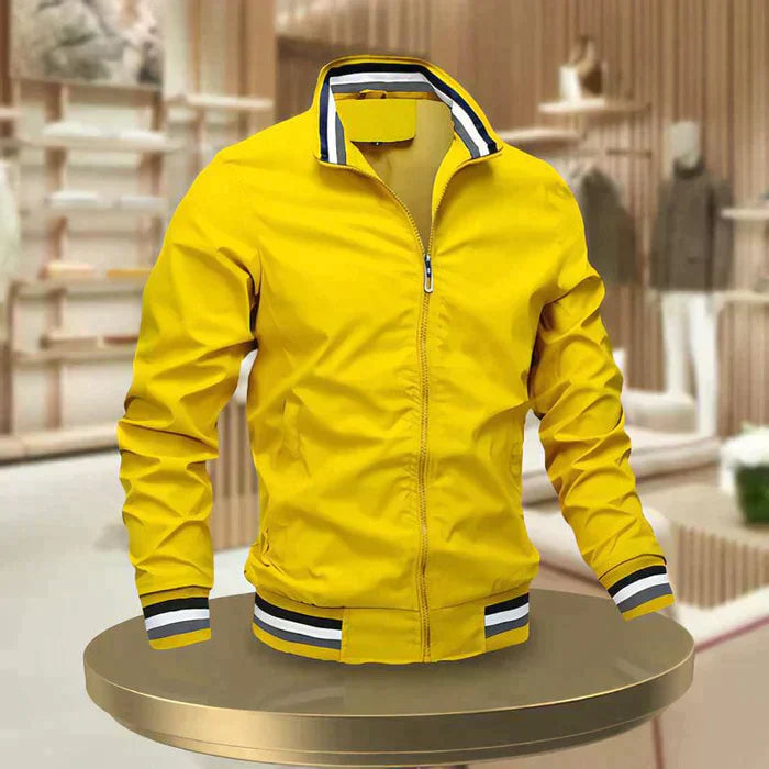 Lichtgewicht en stijlvolle heren zomerjas met ritssluiting en hoge kraag, ideaal voor warme dagen, modern design.