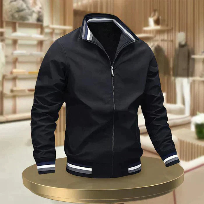 Lichtgewicht en stijlvolle heren zomerjas met ritssluiting en hoge kraag, ideaal voor warme dagen, modern design.