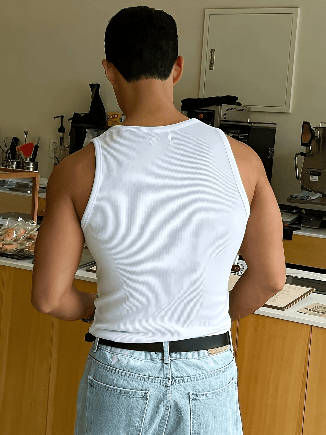 Heren tanktop in blauw, ademende stof, ideaal voor lente/zomer, veelzijdig te combineren voor stijlvolle looks.