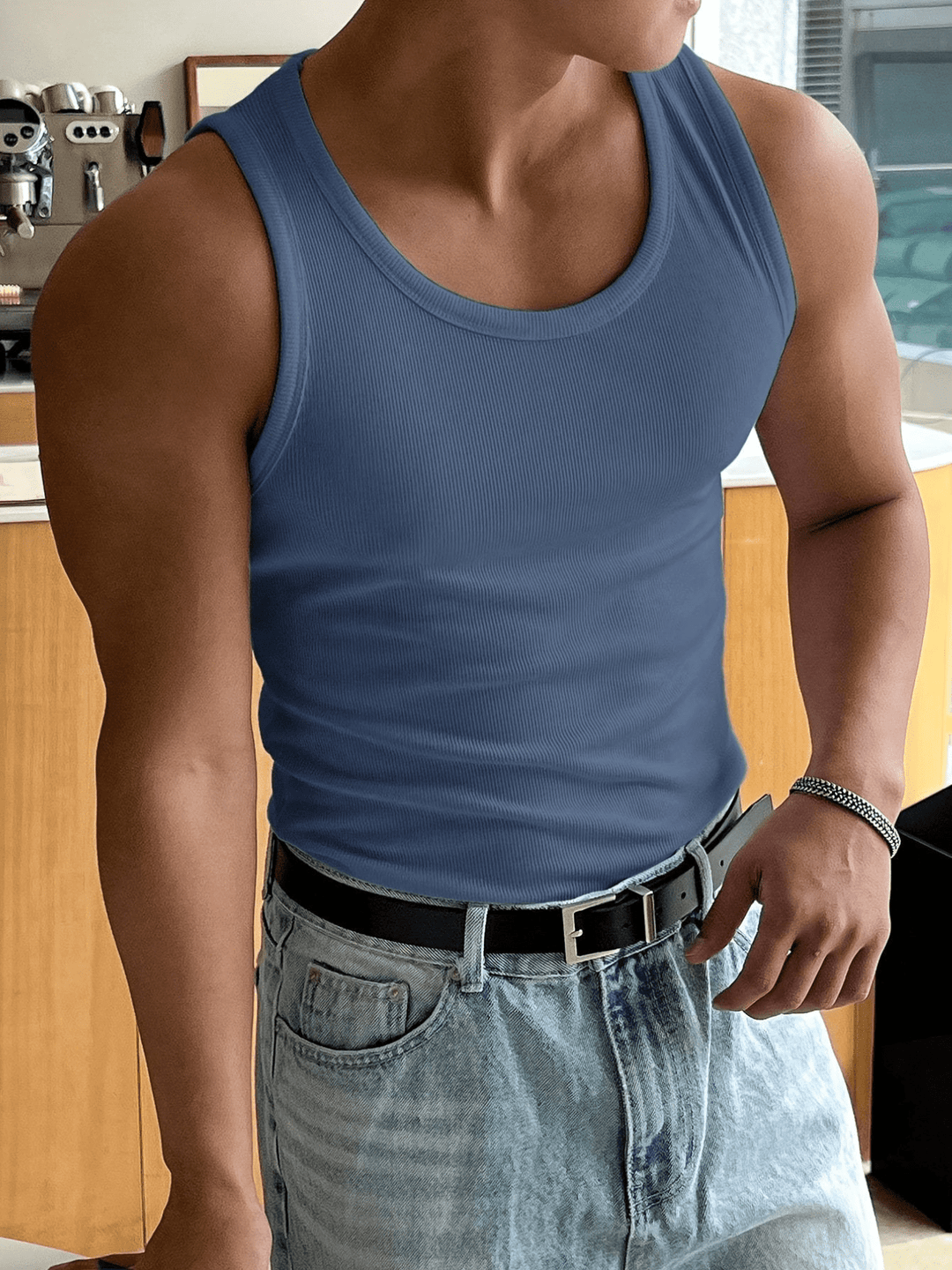 Heren tanktop in blauw, ademende stof, ideaal voor lente/zomer, veelzijdig te combineren voor stijlvolle looks.
