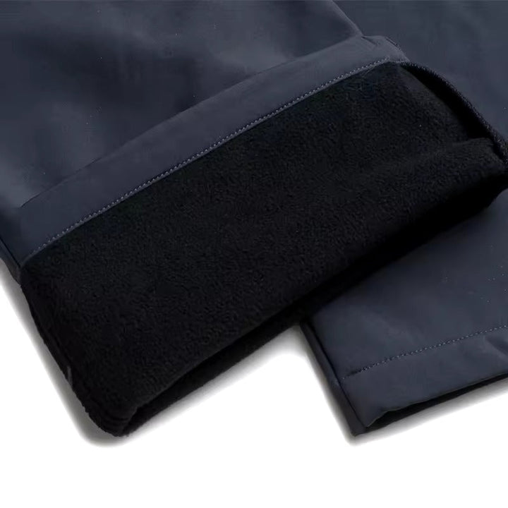Heren thermische outdoorbroek, waterdicht, ademend, blauw, robuust, ideaal voor wandelen en kamperen, gemaakt van weerbestendig materiaal.