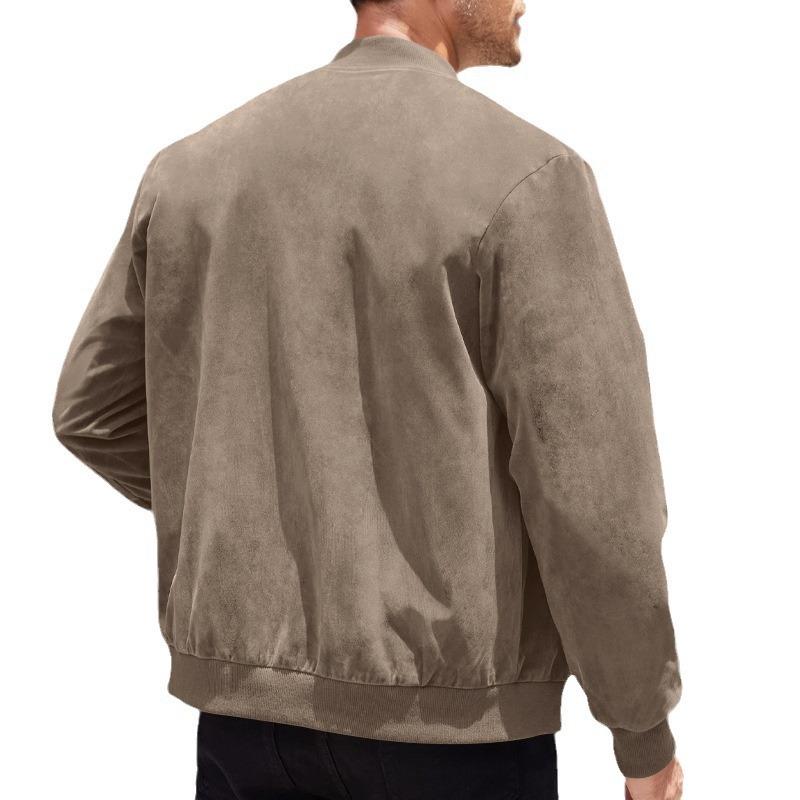 Model draagt de Heren Vintage Suède Jas, combineert stijl en comfort voor diverse gelegenheden.