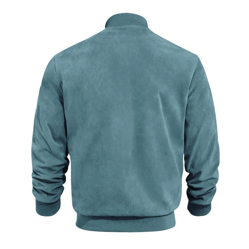 Heren Vintage Suède Jas gedragen in een casual setting, toont bewegingsvrijheid en comfort.