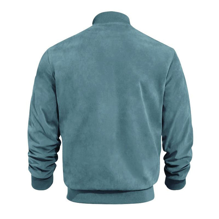 Heren Vintage Suède Jas gedragen in een casual setting, toont bewegingsvrijheid en comfort.