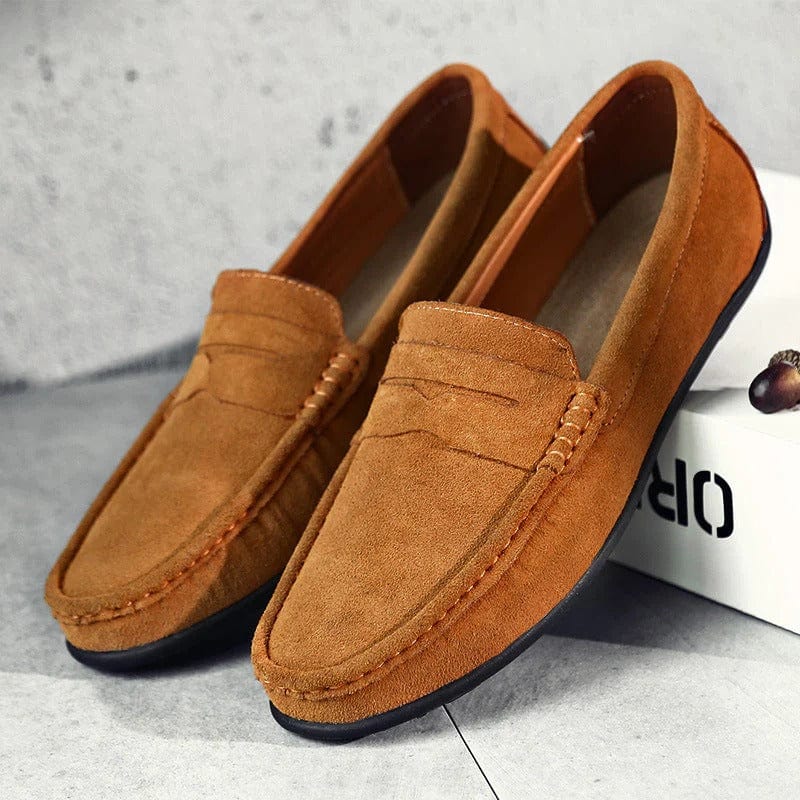 Heren suède loafers, stijlvol in bruin, met gewatteerd voetbed en antislipzool voor de hele dag comfort.