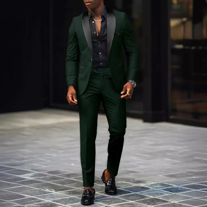 Herenkostuum in marineblauw met strakke lijnen, stijlvol voor bruiloftsgasten, moderne elegantie en klassieke traditie verenigd.