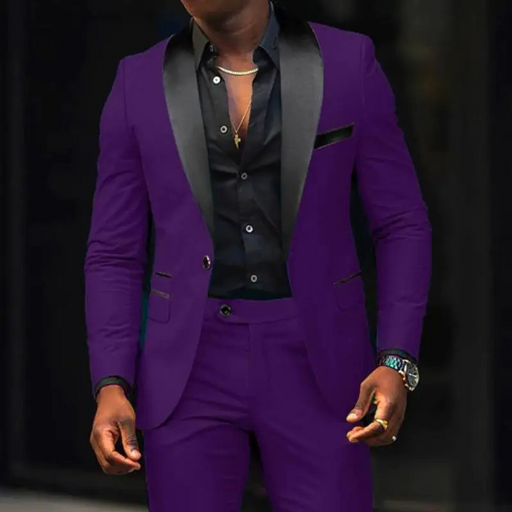 Herenkostuum in marineblauw met strakke lijnen, stijlvol voor bruiloftsgasten, moderne elegantie en klassieke traditie verenigd.