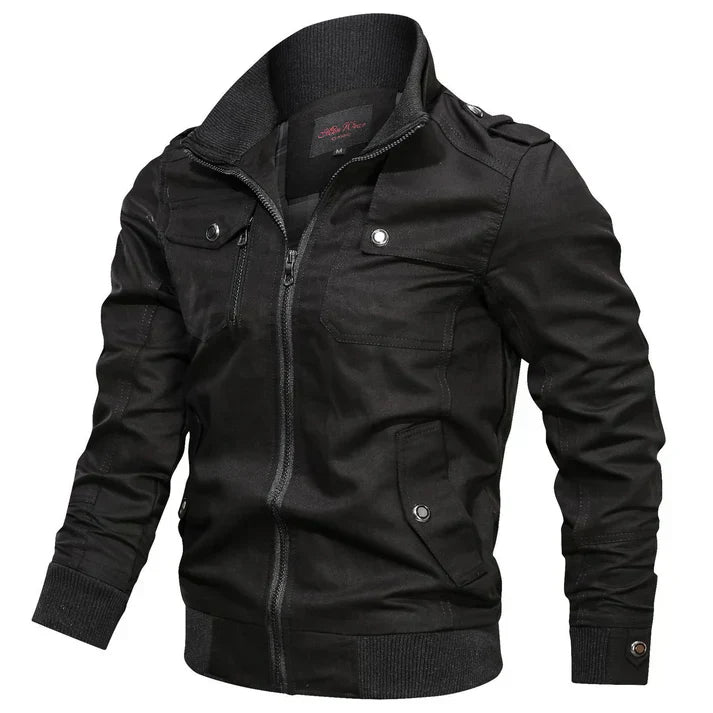 Herenjas weerbestendig, in een donkerblauwe tint, met een modern ontwerp, ideaal voor de herfst en winter. Voorzien van capuchon en diverse zakken.